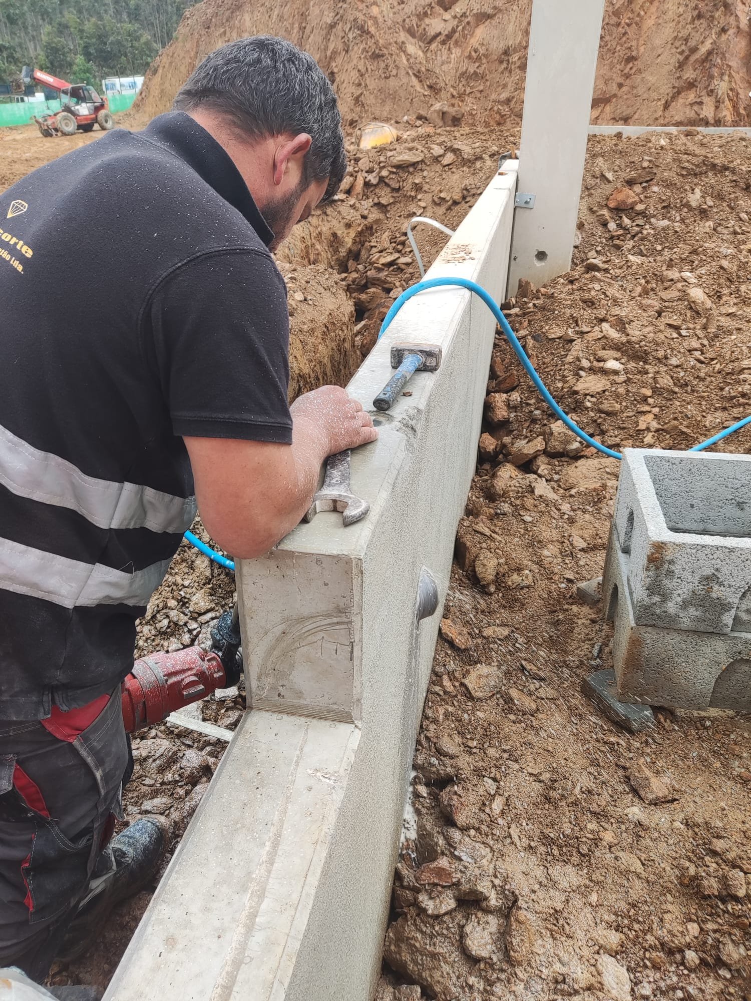 Equipa Diamcorte em trabalho de carotagem