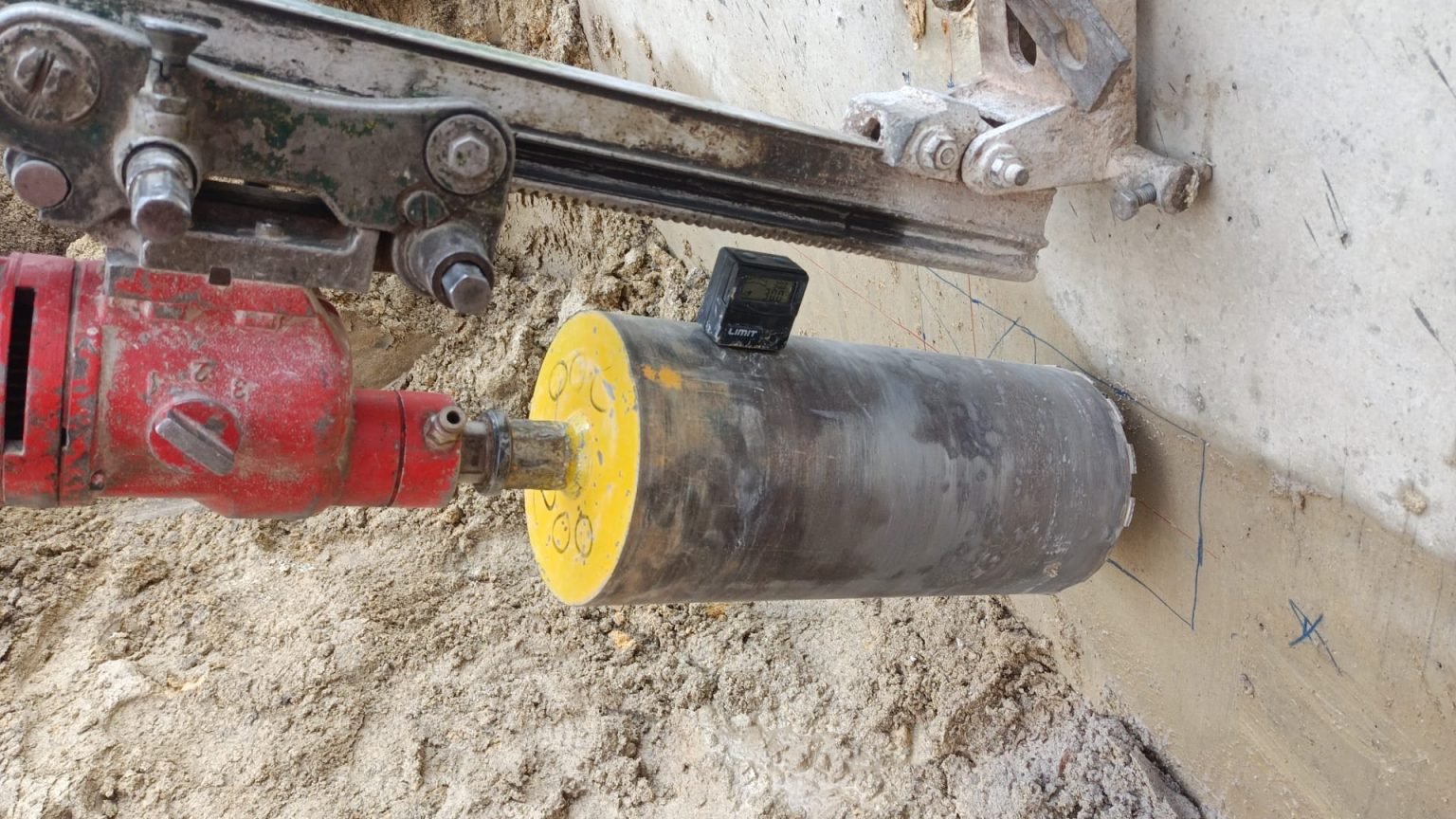 Equipamento Diamcorte a executar carotagem numa estrutura de betão